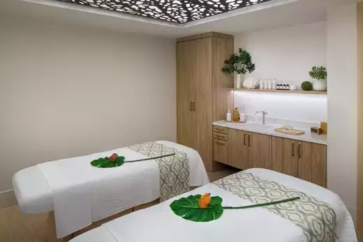 Seating area in a double queen room