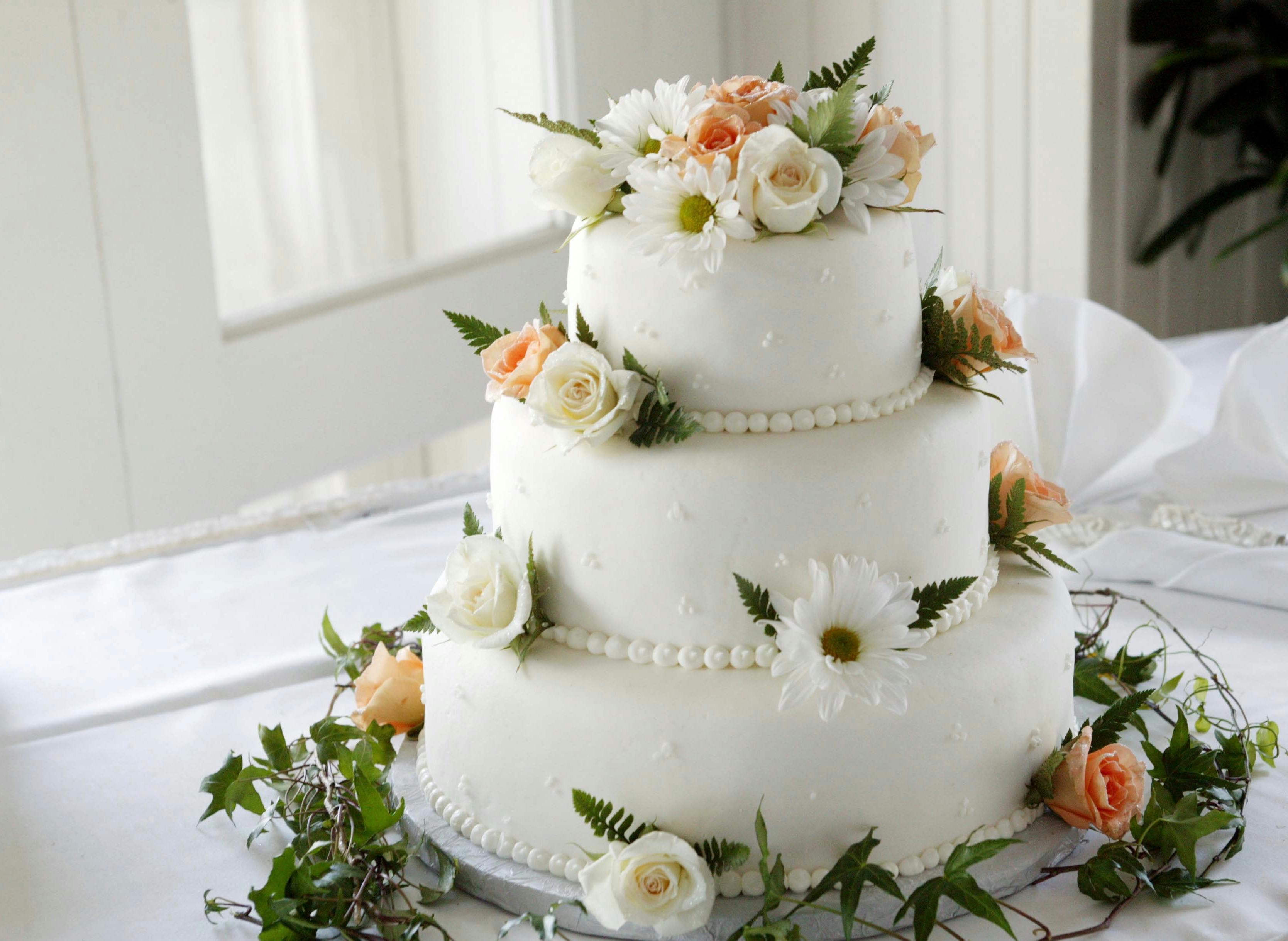 White wedding cake with pink and white flowers