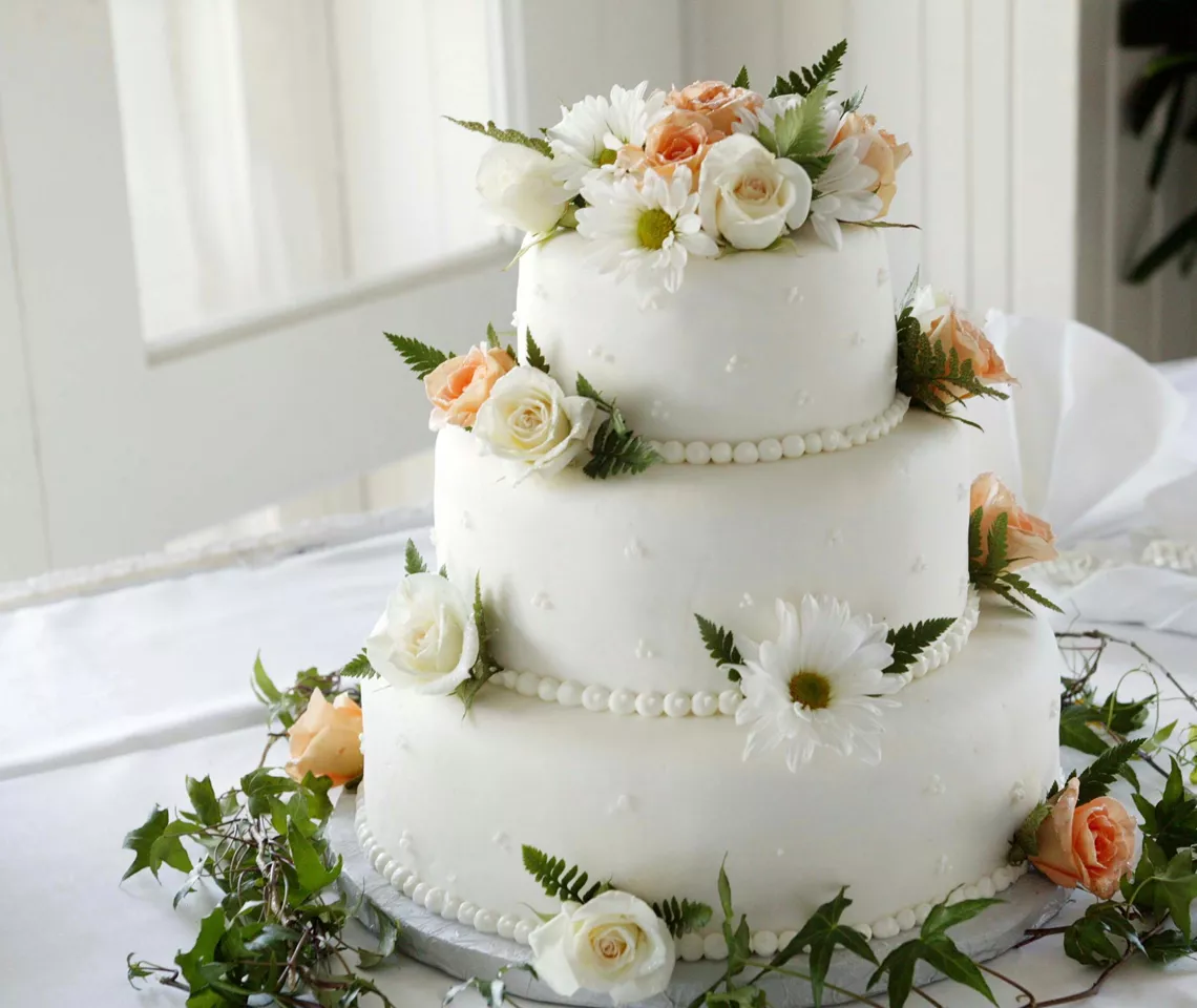 White wedding cake with pink and white flowers