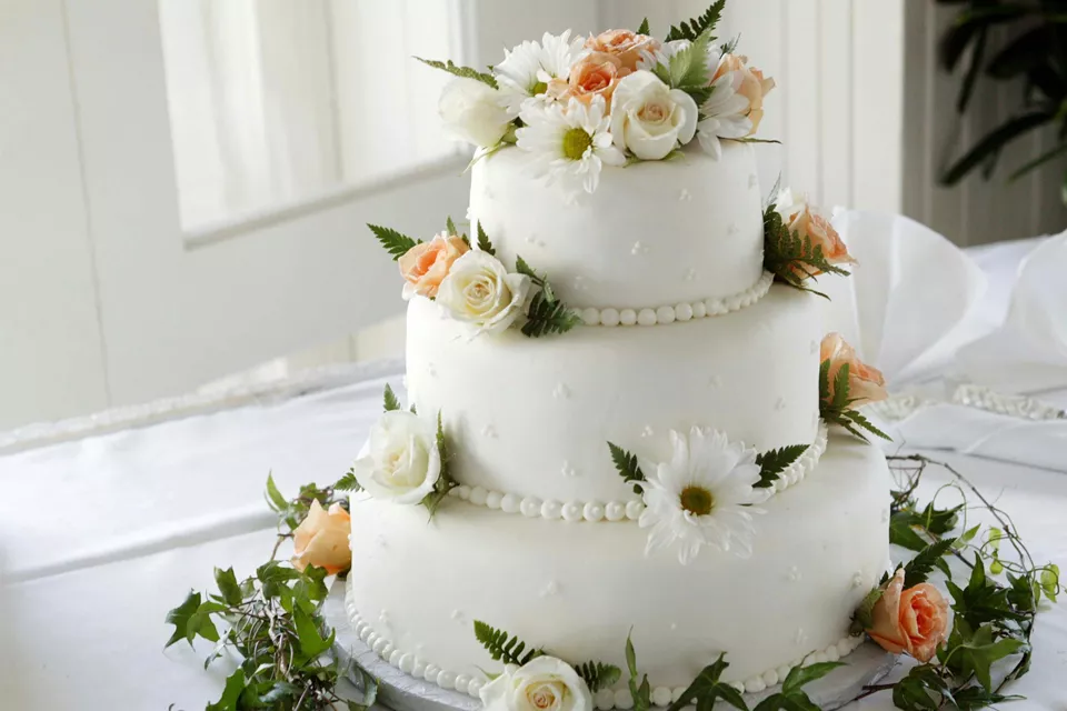 White wedding cake with pink and white flowers