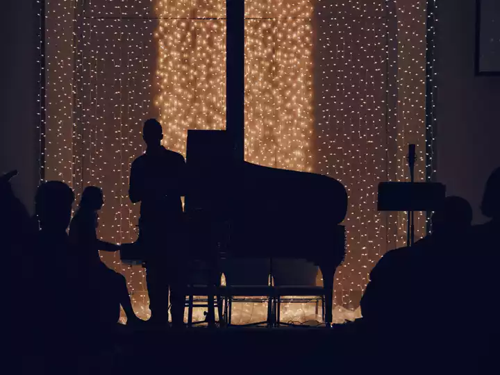 Lee Dean Holiday Show Image