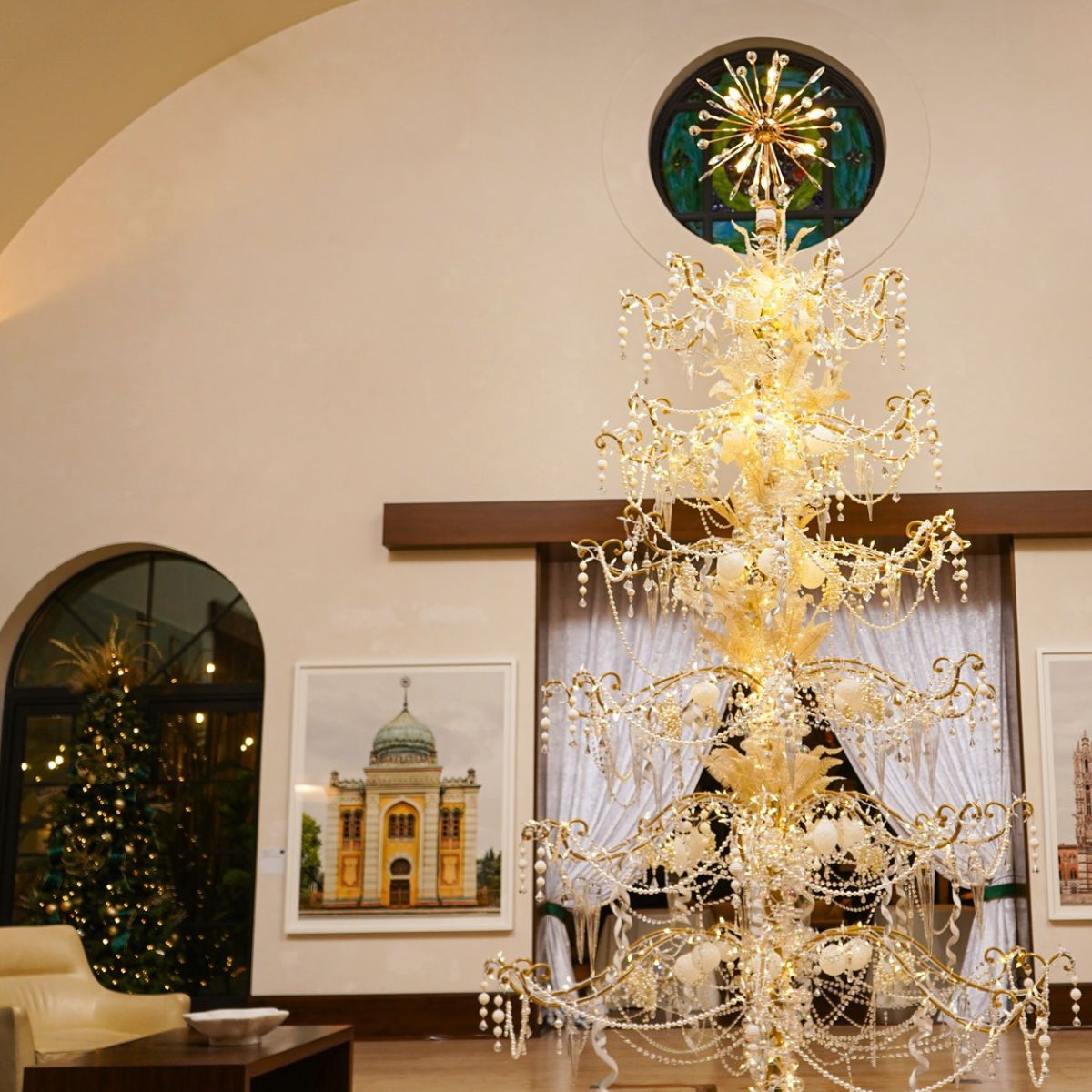 Main Lobby Christmas Tree The Alfond Inn